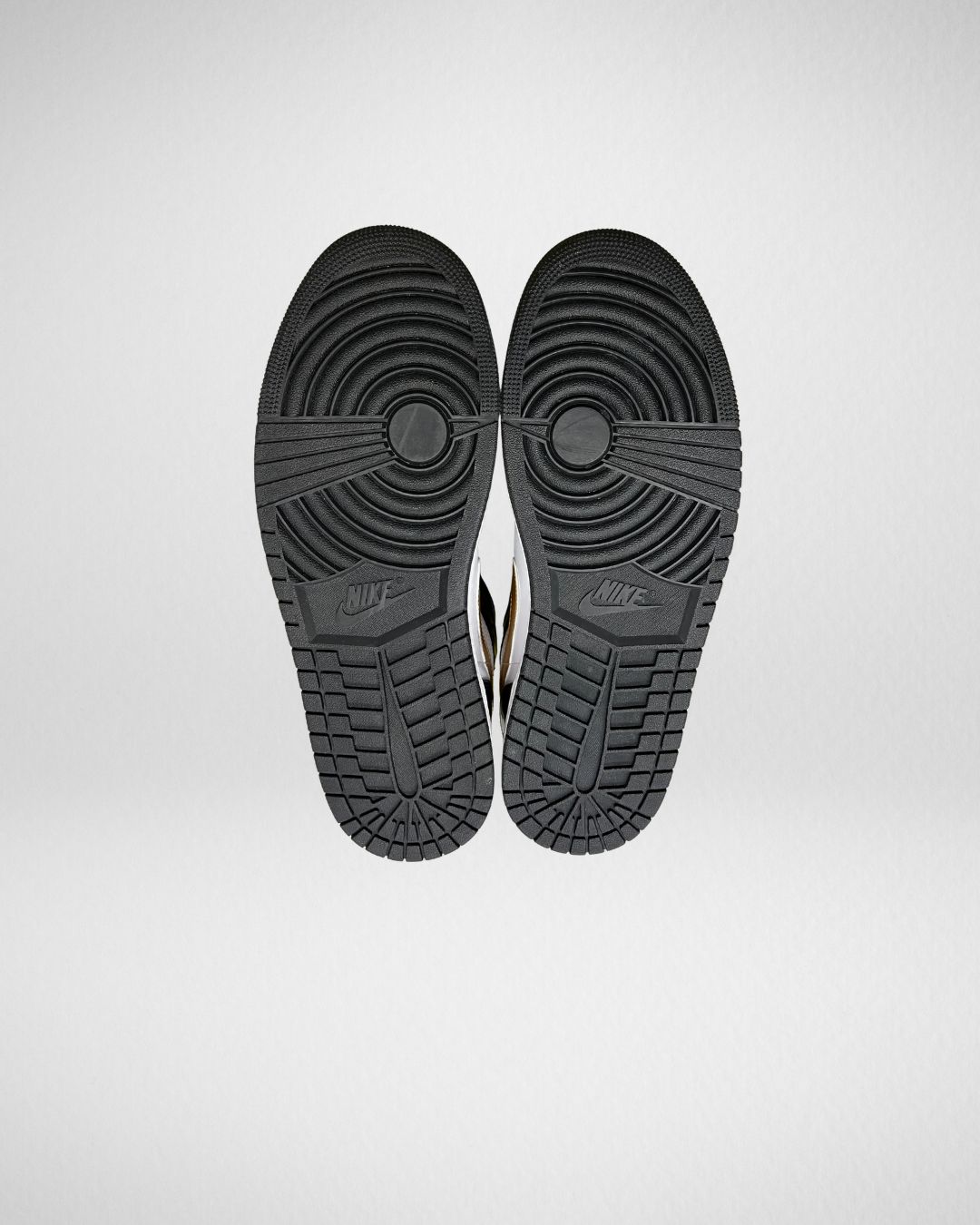 Air Jordan 1 Mid SE Black Gold Patent